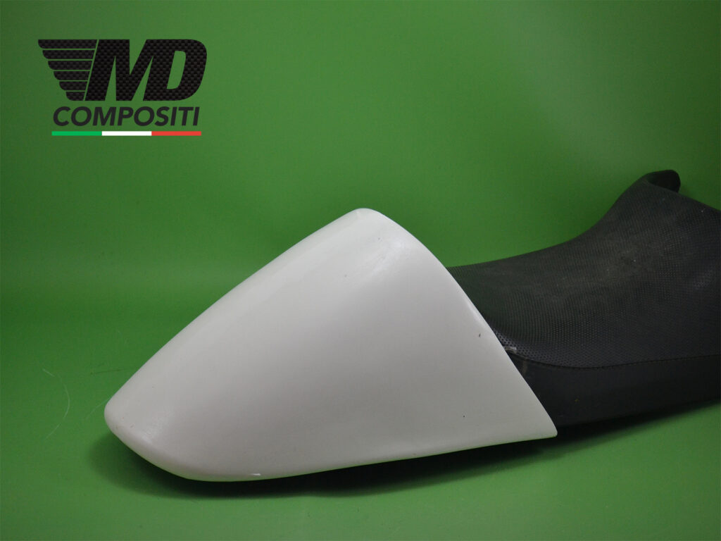 Coprisella Ducati 749/999 (2003-2006) - Nero Con Cuciture Bianche, Ecopelle, Impermeabile, Fatto A Mano